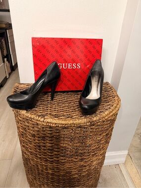 Guess black leather pumps